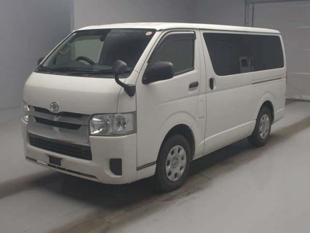 TOYOTA HIACE — фото