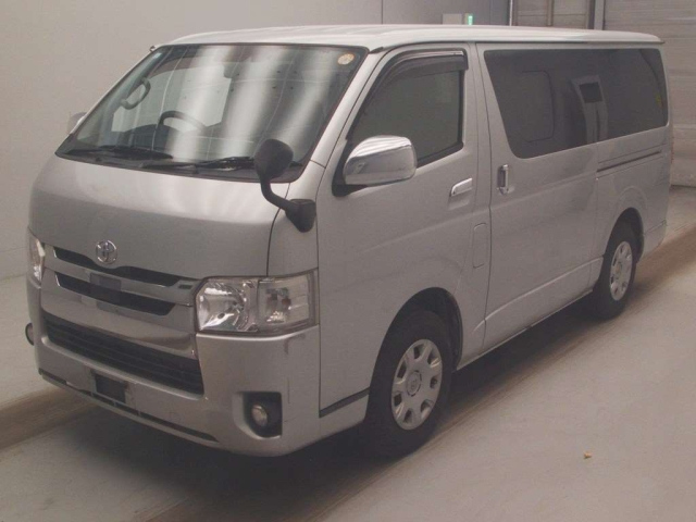 TOYOTA HIACE — фото