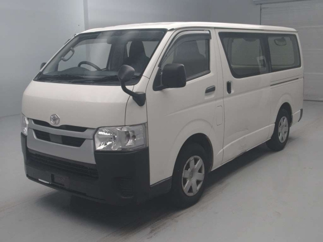 TOYOTA HIACE — фото