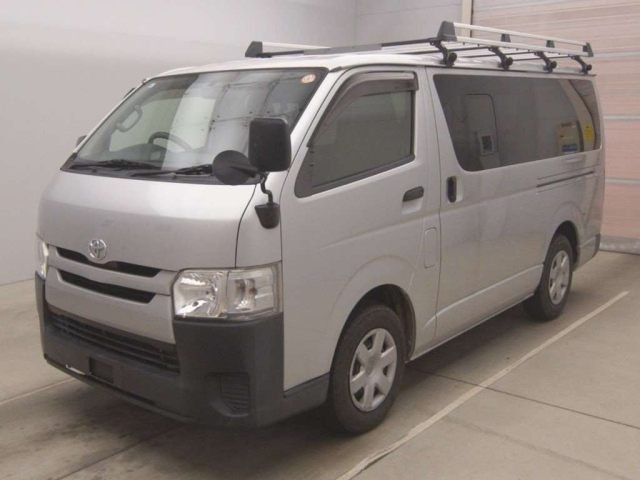 TOYOTA HIACE — фото