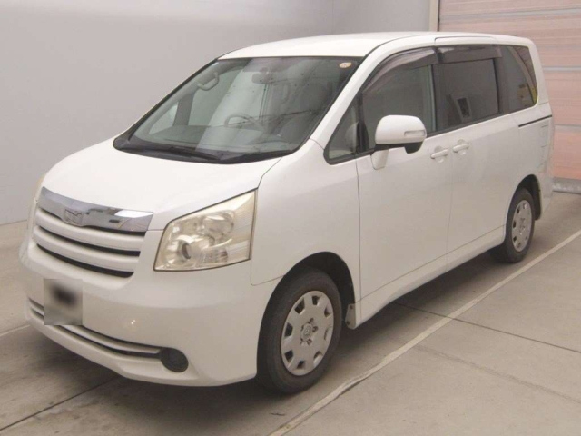 TOYOTA NOAH — фото