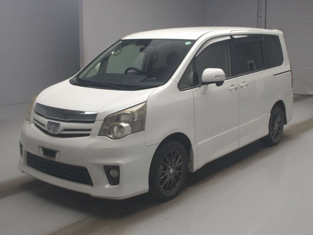 TOYOTA NOAH — фото