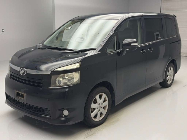 TOYOTA VOXY — фото