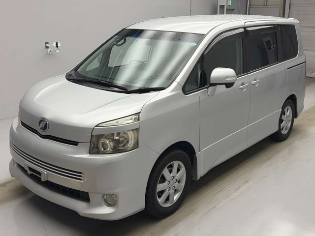 TOYOTA VOXY — фото