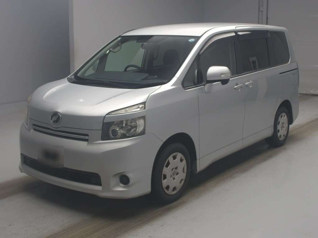 TOYOTA VOXY — фото