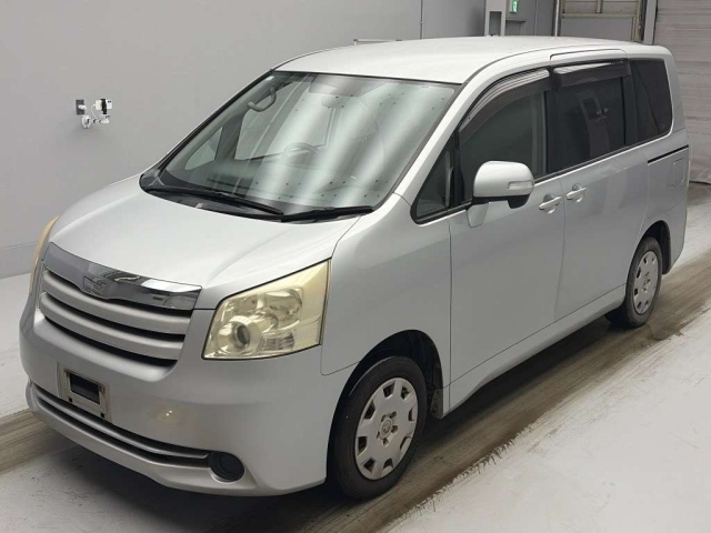 TOYOTA NOAH — фото
