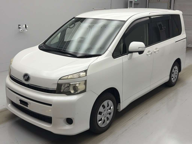 TOYOTA VOXY — фото
