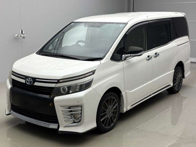 TOYOTA VOXY — фото