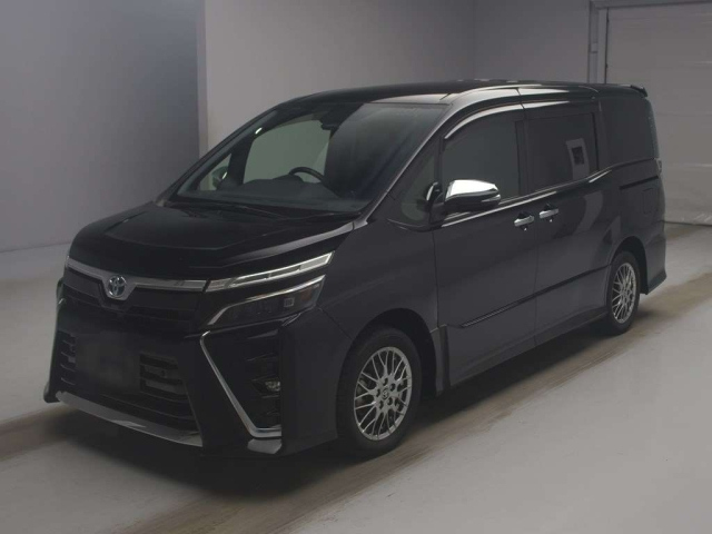 TOYOTA VOXY — фото