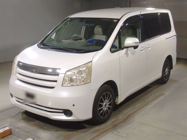 TOYOTA NOAH — фото