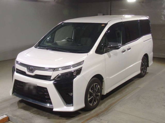 TOYOTA VOXY — фото