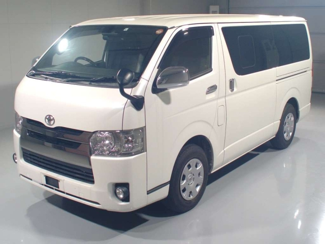 TOYOTA HIACE — фото