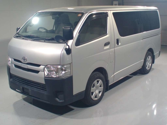 TOYOTA HIACE — фото