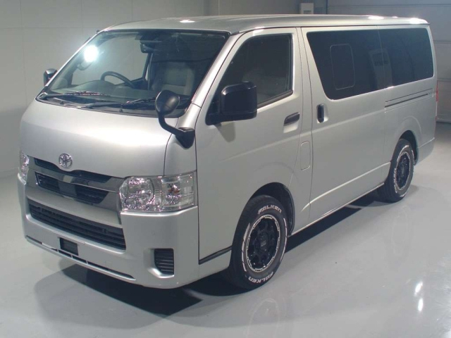TOYOTA HIACE — фото