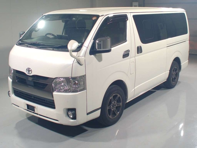 TOYOTA HIACE — фото