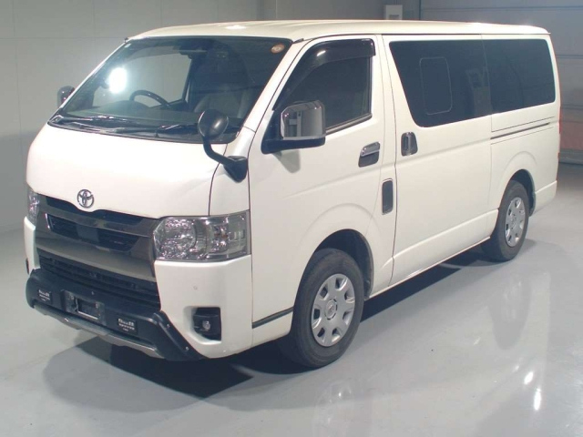 TOYOTA HIACE — фото