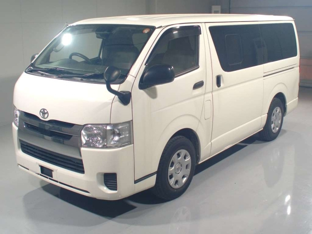 TOYOTA HIACE — фото