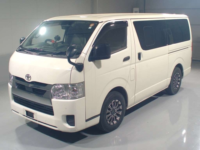 TOYOTA HIACE — фото