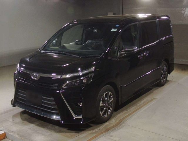 TOYOTA VOXY — фото