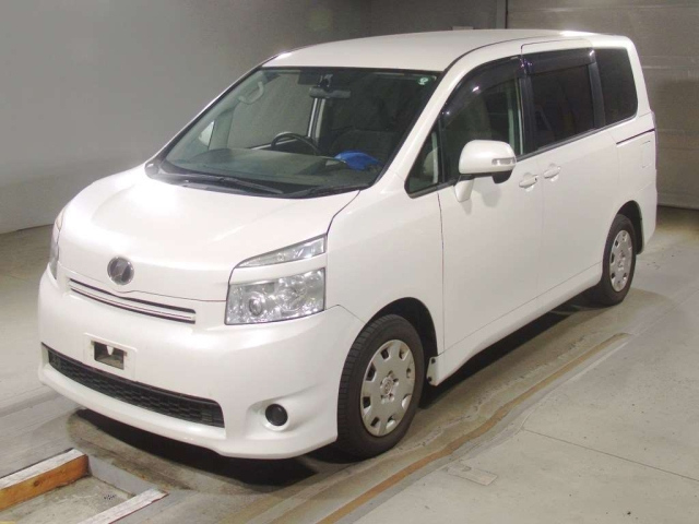 TOYOTA VOXY — фото