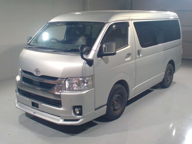 TOYOTA HIACE — фото