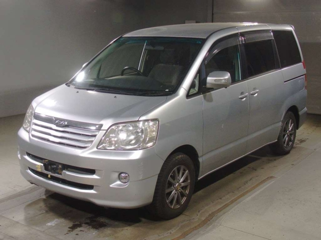TOYOTA NOAH — фото