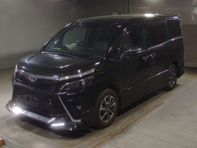 TOYOTA VOXY — фото