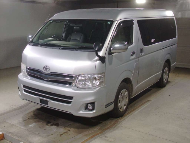TOYOTA HIACE — фото