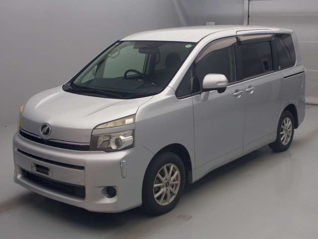 TOYOTA VOXY — фото