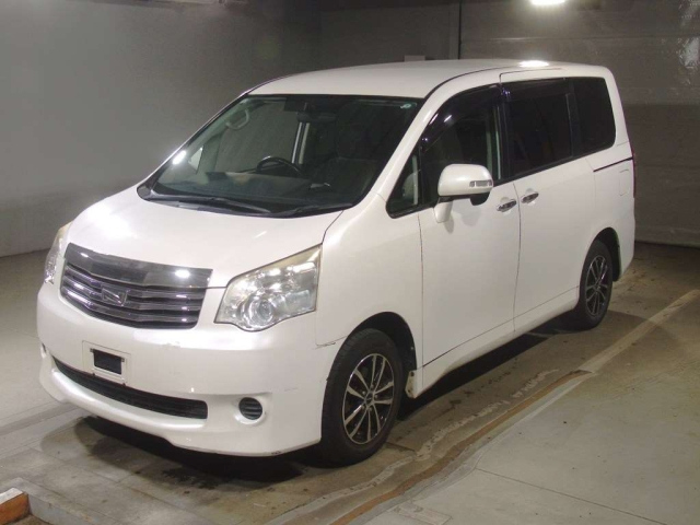 TOYOTA NOAH — фото