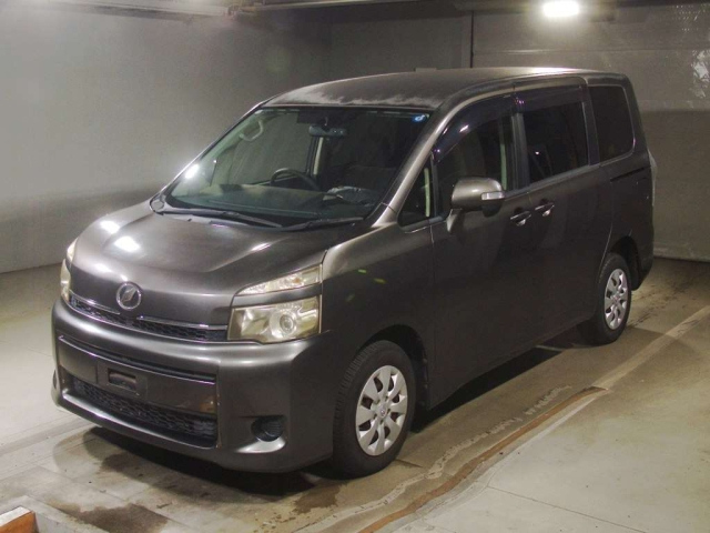 TOYOTA VOXY — фото