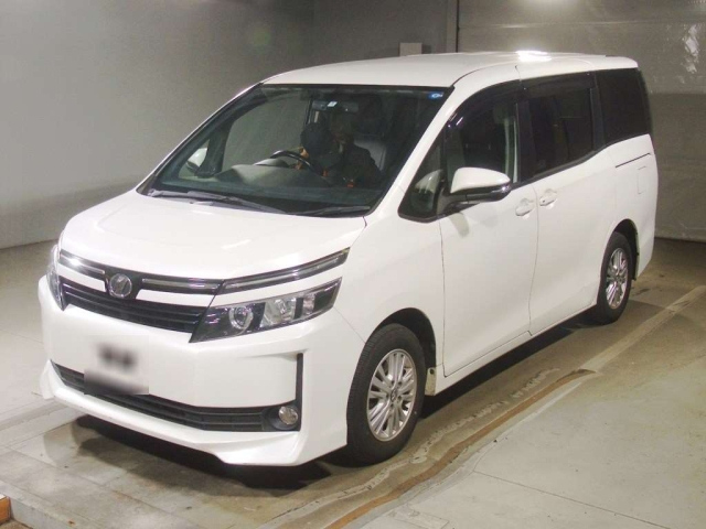 TOYOTA VOXY — фото