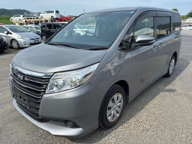 TOYOTA NOAH — фото