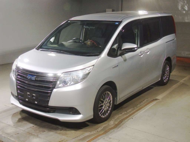 TOYOTA NOAH — фото