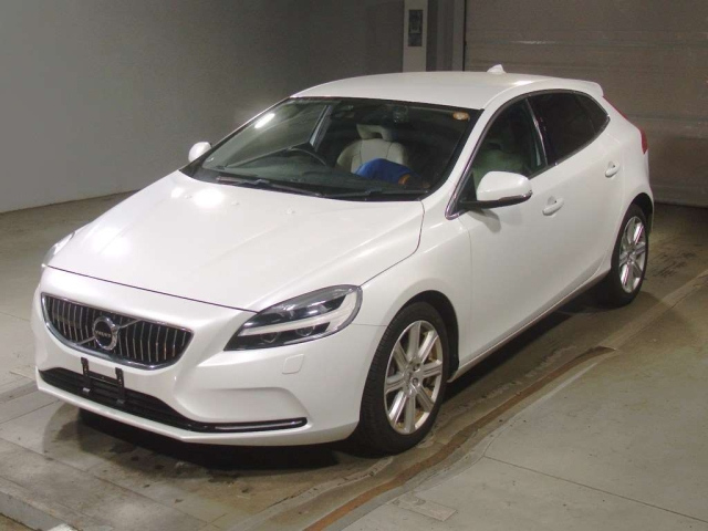 VOLVO V40 — фото