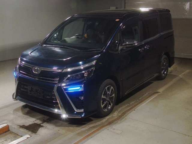 TOYOTA VOXY — фото