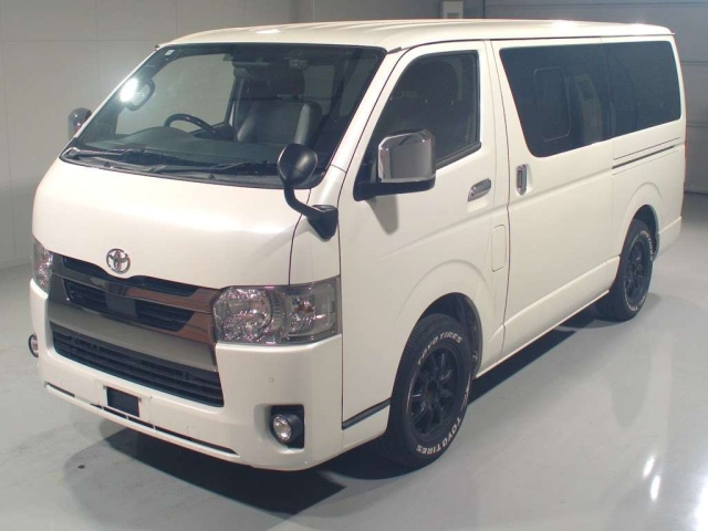 TOYOTA HIACE — фото