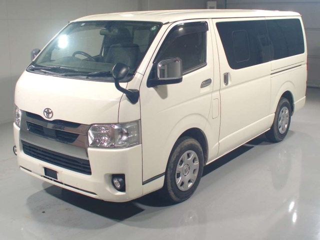 TOYOTA HIACE — фото
