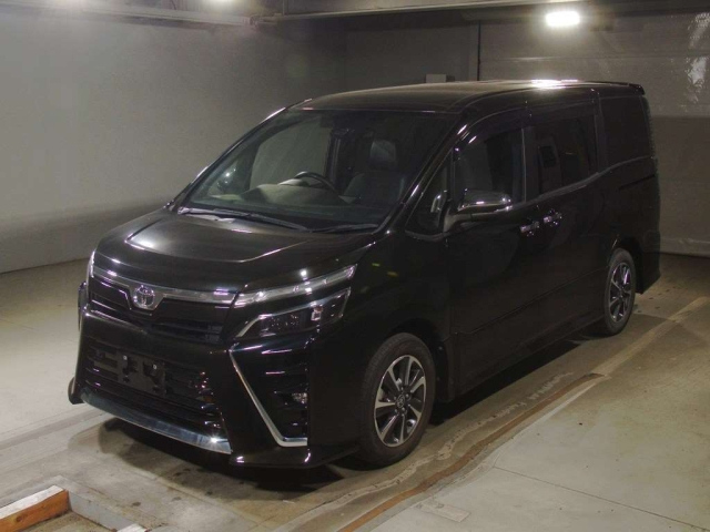 TOYOTA VOXY — фото