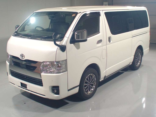 TOYOTA HIACE — фото