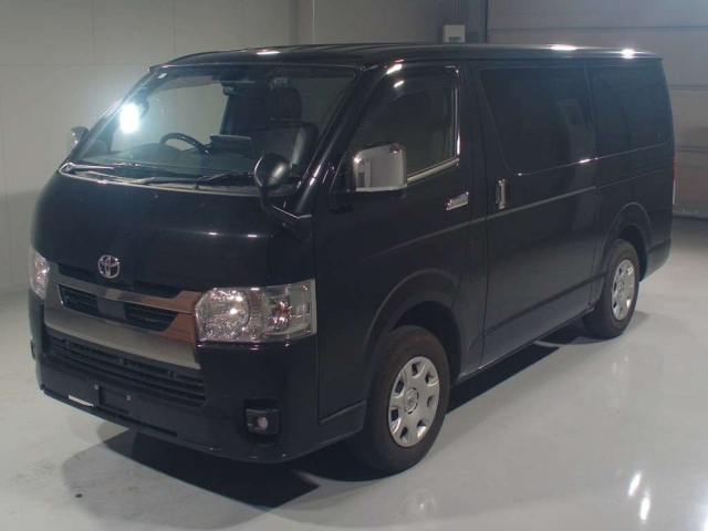 TOYOTA HIACE — фото