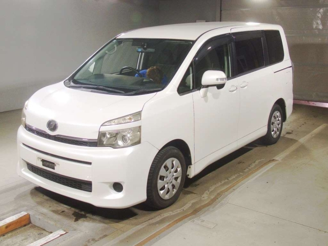 TOYOTA VOXY — фото