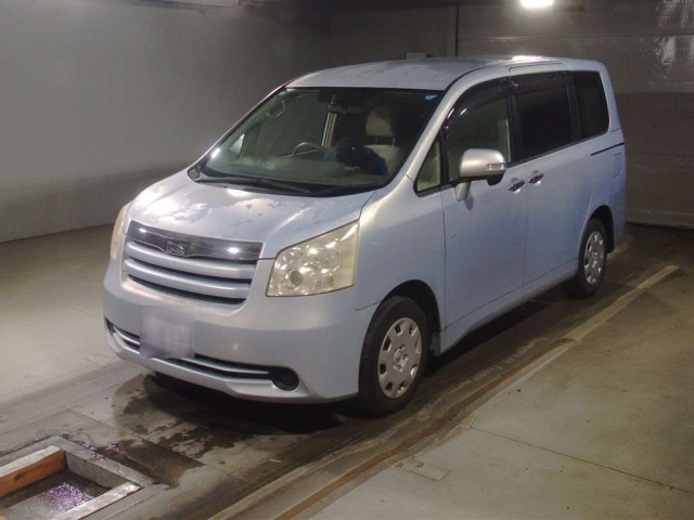TOYOTA NOAH — фото