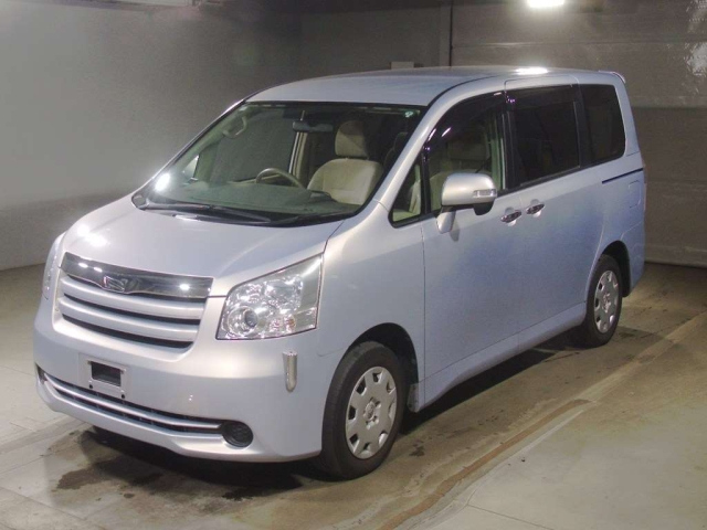 TOYOTA NOAH — фото
