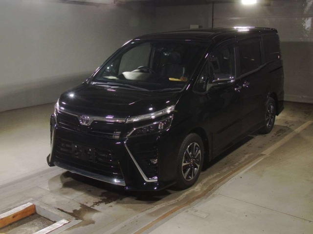 TOYOTA VOXY — фото
