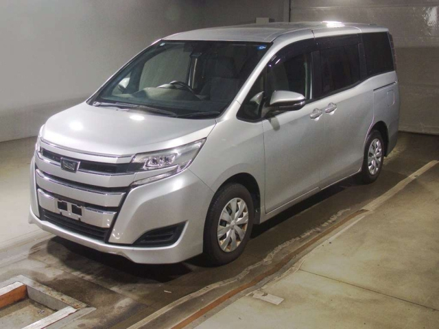 TOYOTA NOAH — фото