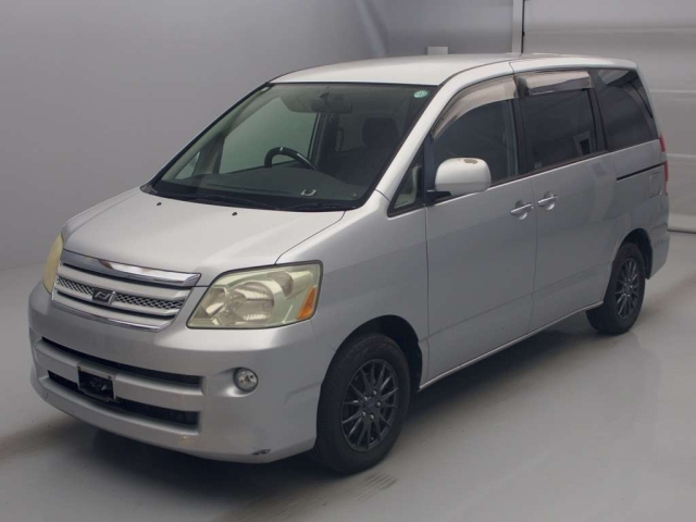 TOYOTA NOAH — фото