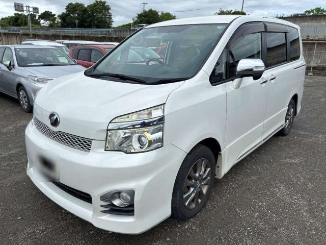 TOYOTA VOXY — фото