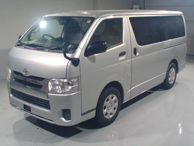 TOYOTA HIACE — фото