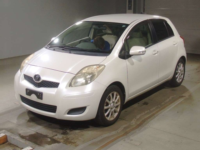 TOYOTA VITZ — фото